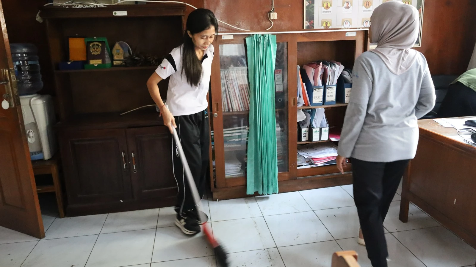 Senam Pagi dan Bersih-Bersih, Pemkab Jembrana Awali Aktivitas dengan Semangat dan Kebersamaan