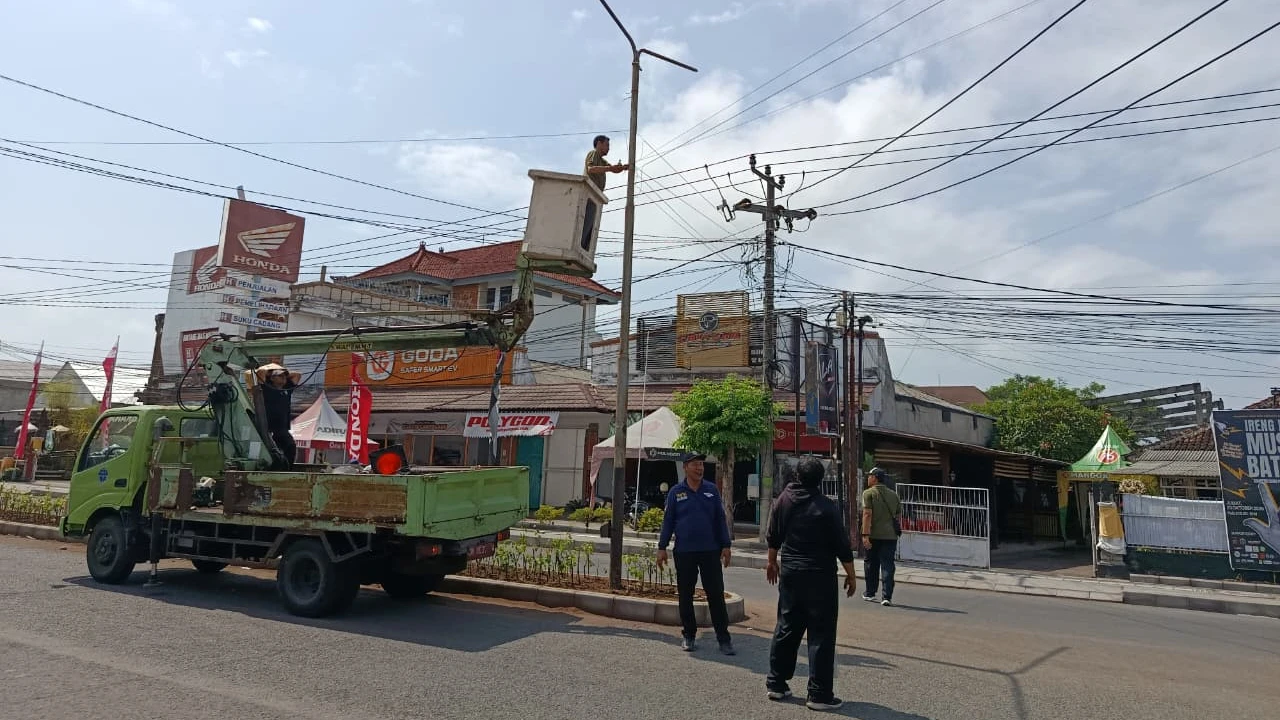 Respons Keluhan Warga, Pemkab Jembrana Tertibkan Kabel Fiber Optik Semrawut di Kota Negara