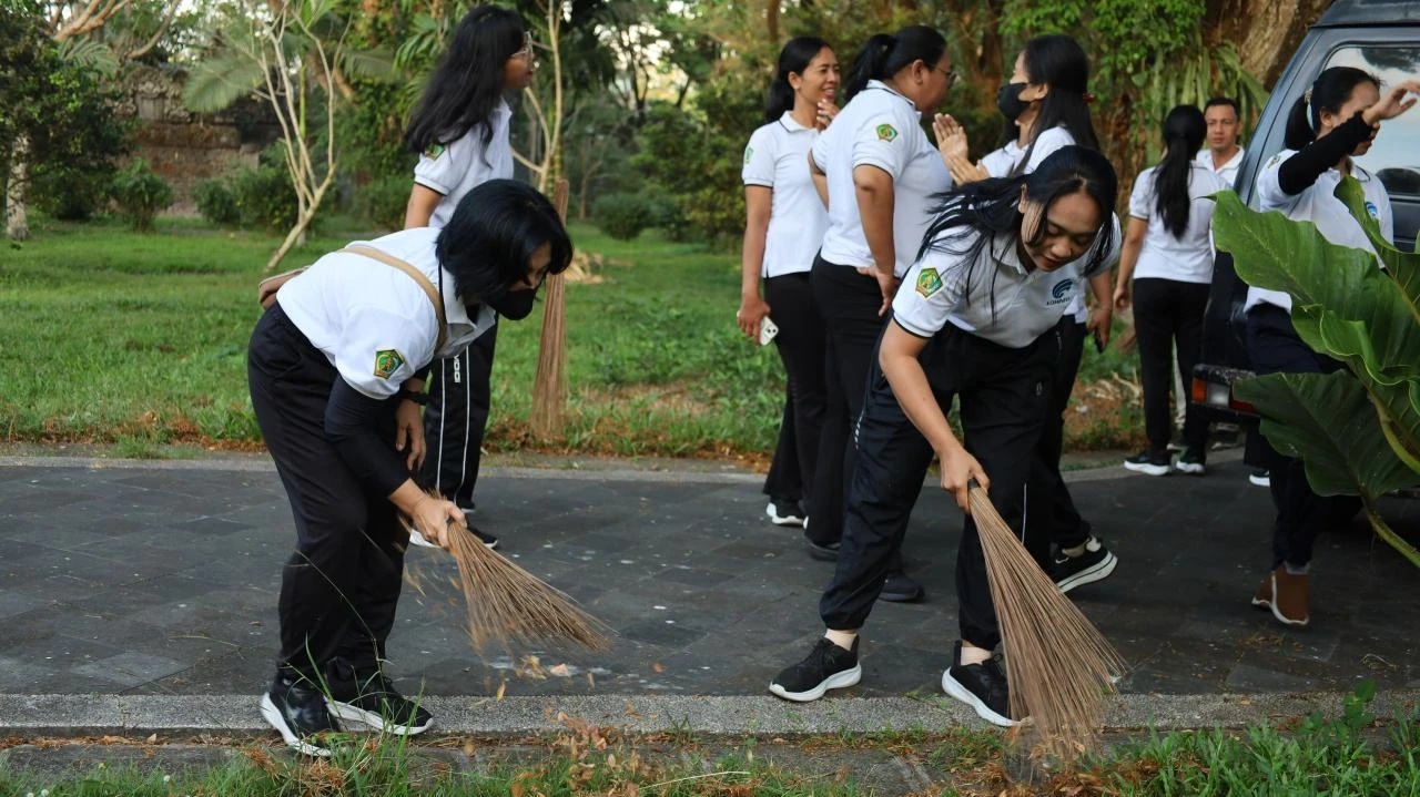 Kepedulian Lingkungan, ASN Kabupaten Jembrana Gelar Senam Bersama dan Gotong Royong di Kebun Raya Jagatnatha
