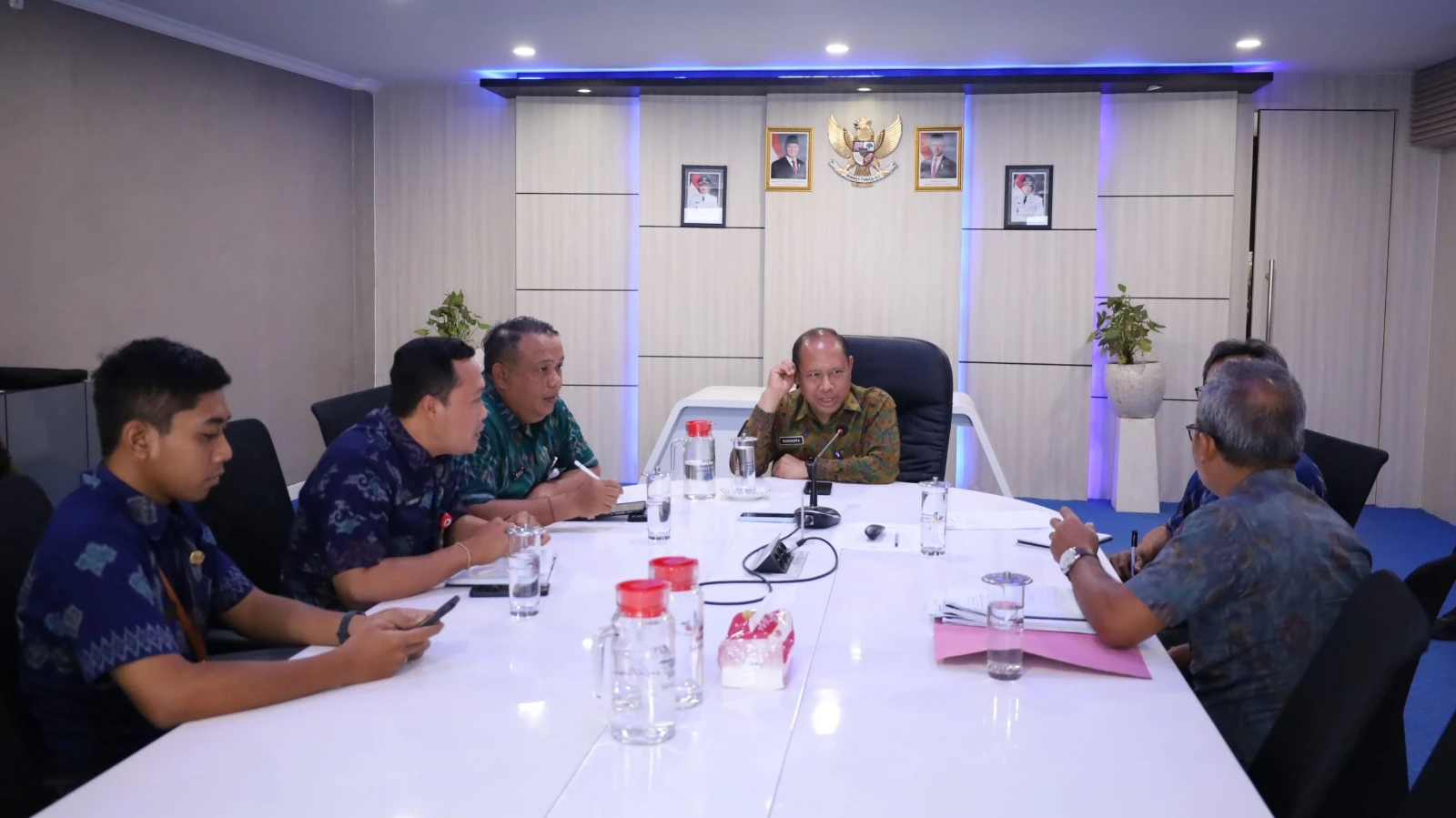 Rapat Tindak Lanjut Pengaduan Masyarakat, Pemkab Jembrana Perkuat Penataan Tiang Dan Kabel Di Aset Jalan