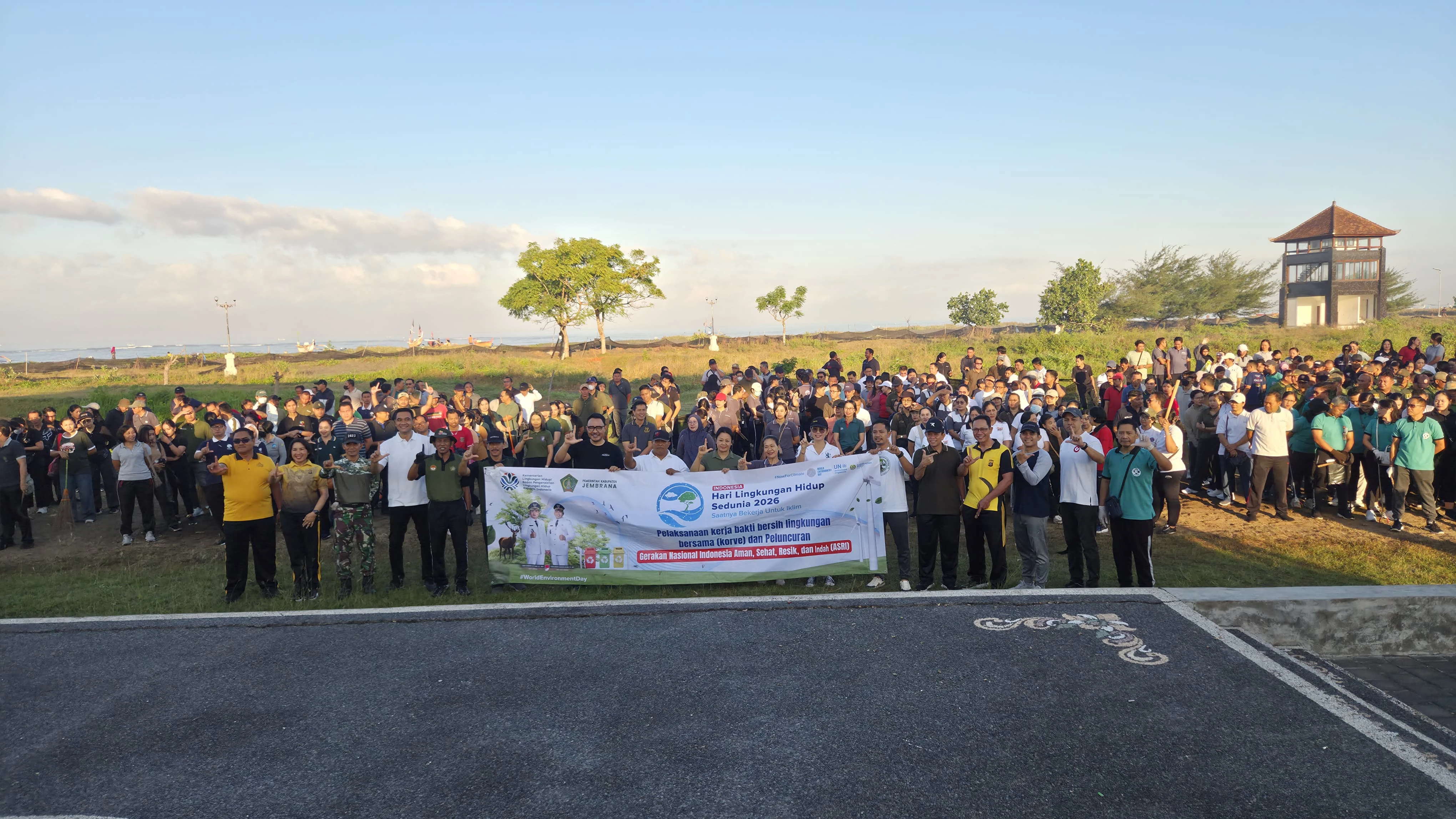 Peringati Hari Lingkungan Hidup Sedunia, Pemkab Jembrana Gelar Aksi Bersih Serentak di Sirkuit All In One dan Pantai Pengambengan