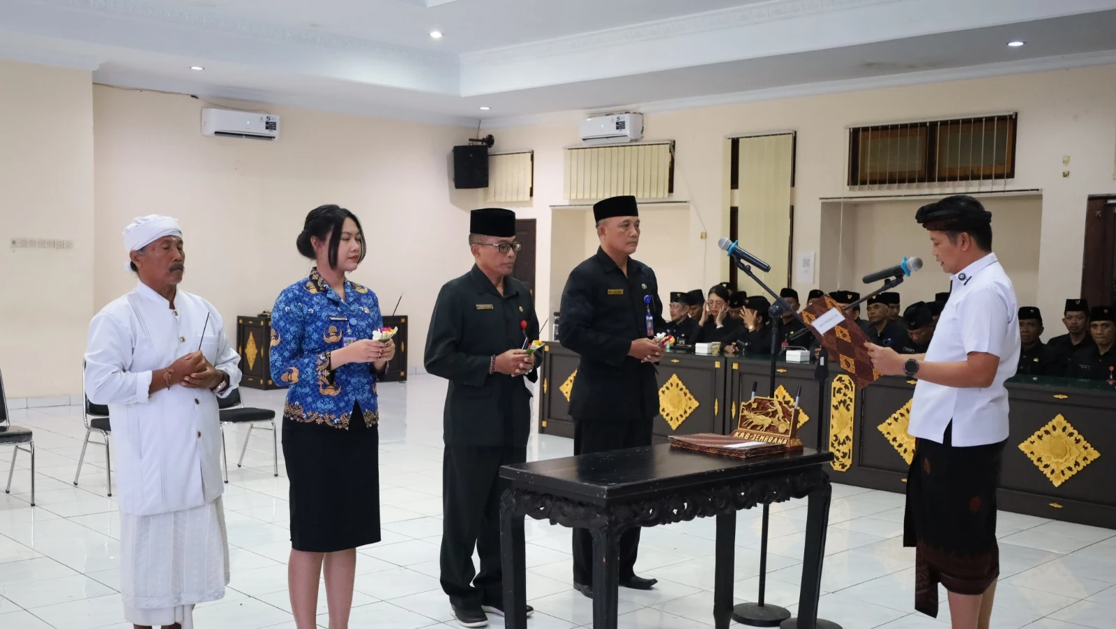 Bupati Jembrana Lantik Pejabat Administrator dan PNS di Lingkungan Pemkab Jembrana