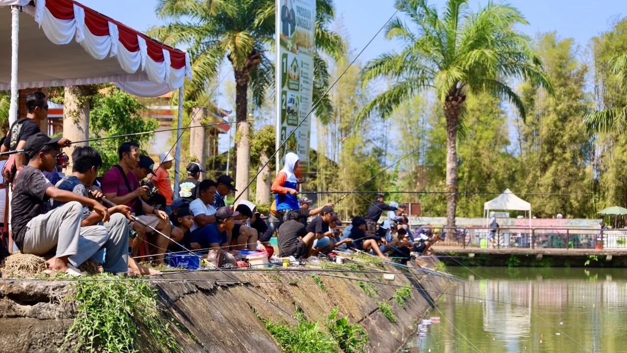 Ratusan Pemancing Ramaikan Lomba Mancing, 400 Kg Ikan Ditebar di Gedung Kesenian Jembrana