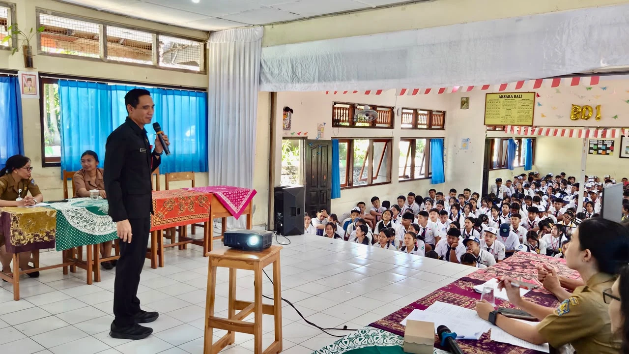 Buka MPLS SMKN 1 Negara, Kadis Kominfo Jembrana Ajak Siswa Baru Kuasai Potensi IT dan Bijak Hadapi Realitas Internet
